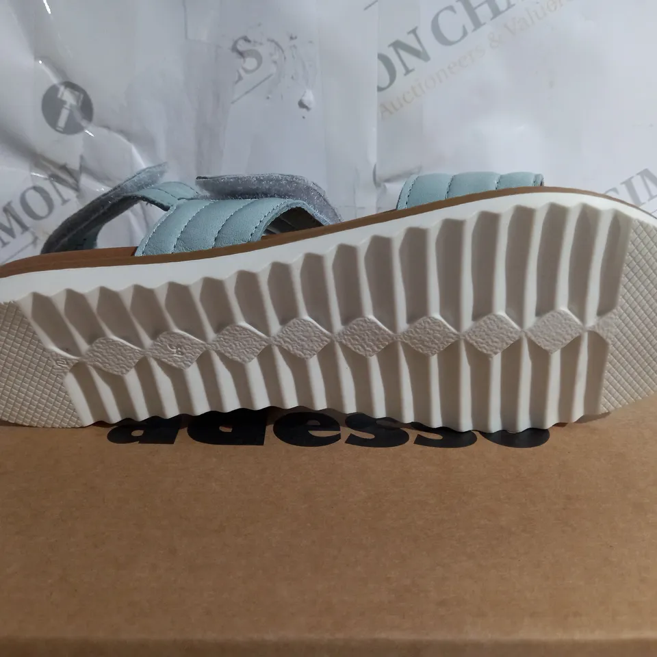 BOXED PAIR OF ADESSO LEATHER OPEN TOE FLAT SANDAL - SIZE 6