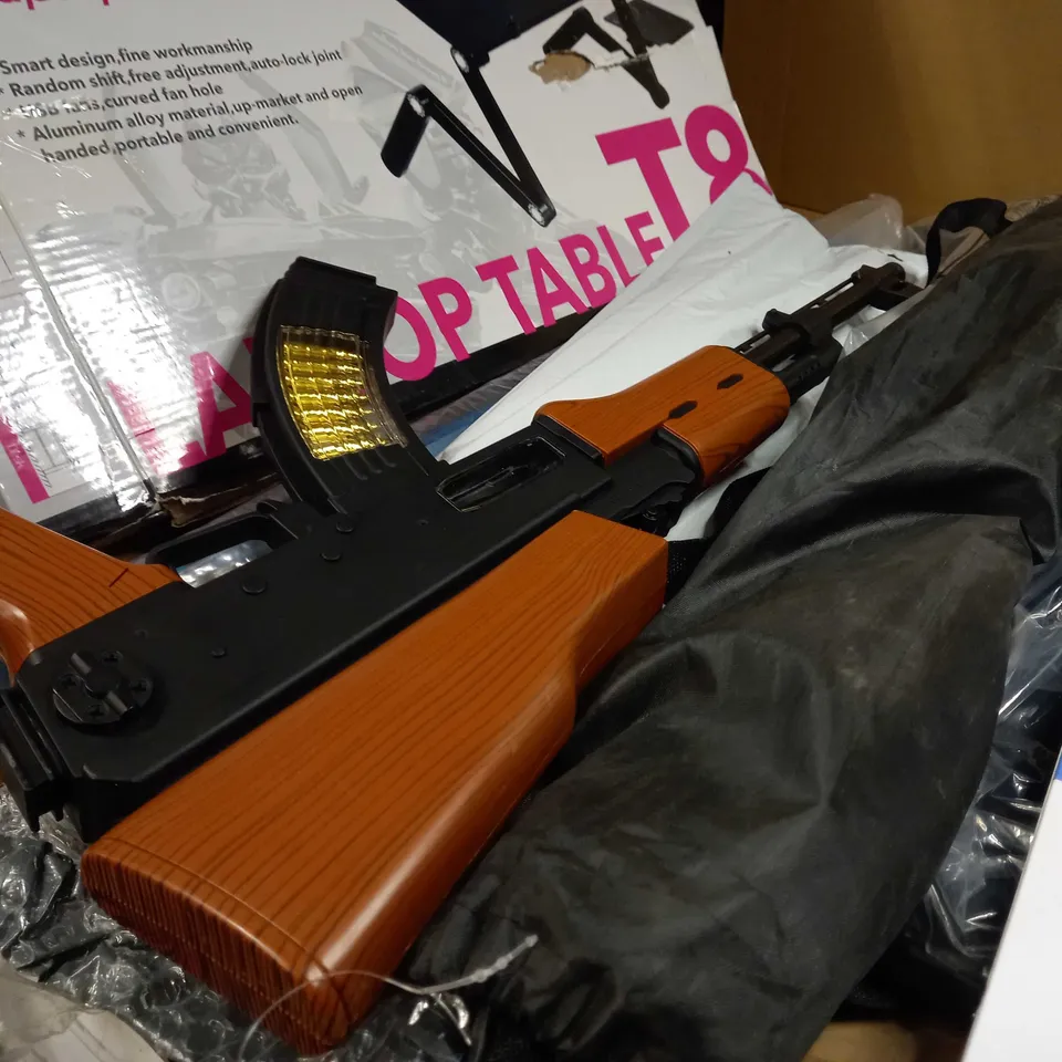 LOT OF APPROX 10 ASSORTED HOUSE HOLD ITEMS TO INCLUDE: TOY GUN, LAPTTOP TABLE, PRIVACY SCREEN
