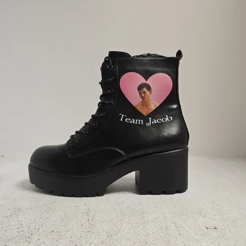 BOXED PAIR OF KOI TWILIGHT SAGA JACOB MILITARY BOOTS IN BLACK SIZE 10