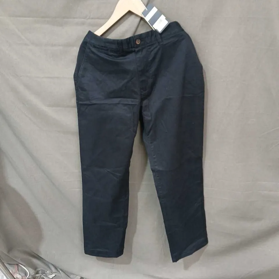 CREW CLOTHING COMPANY NAVY STRAIGHT CHINO TROUSERS, MEN'S, SIZE 36R (CODE MUG105)