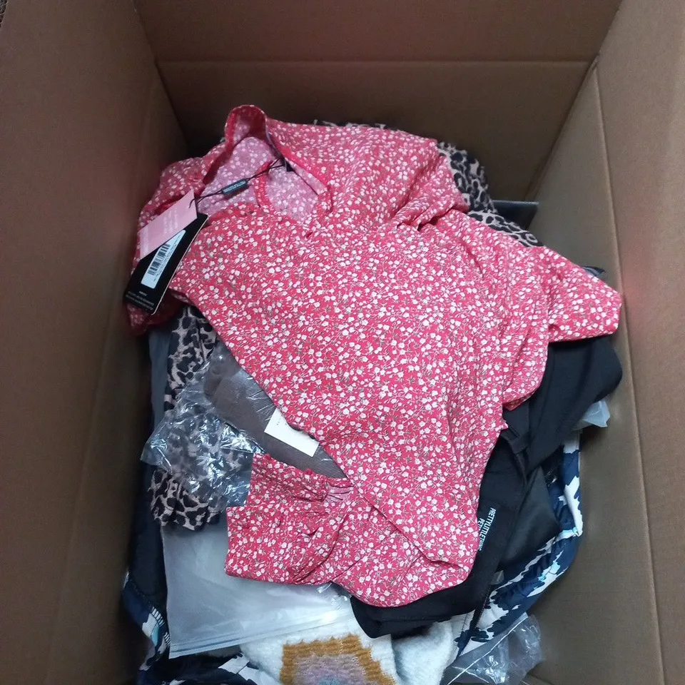 BOX OF APPROXIMATELY 30 ASSORTED CLOTHING ITEMS IN VARIOUS COLOURS, SIZES AND STYLES