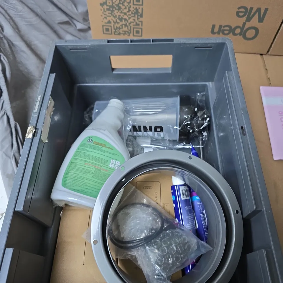 TOTE OF APPROXIMATELY 9 ASSORTED ITEMS TO INCLUDE: LIGHT UP AND MUSICAL CARD 