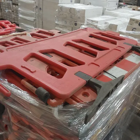 PALLET CONTAINING APPROXIMATELY 25x PLASTIC ROAD BARRIERS