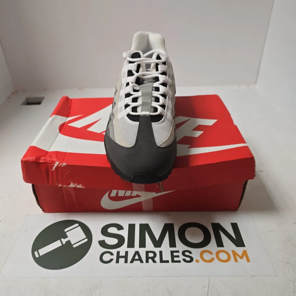 BOXED PAIR OF NIKE AIR MAX 95 BIG BUBBLE TRAINERS IN GREY/WHITE - UK 12