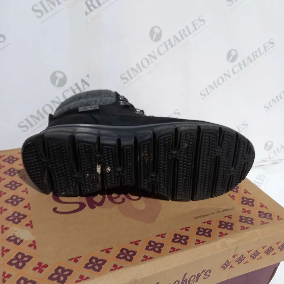 BOXED PAIR OF SKECHERS SYNERGY WARM BOOTS BLACK SIZE 4.5