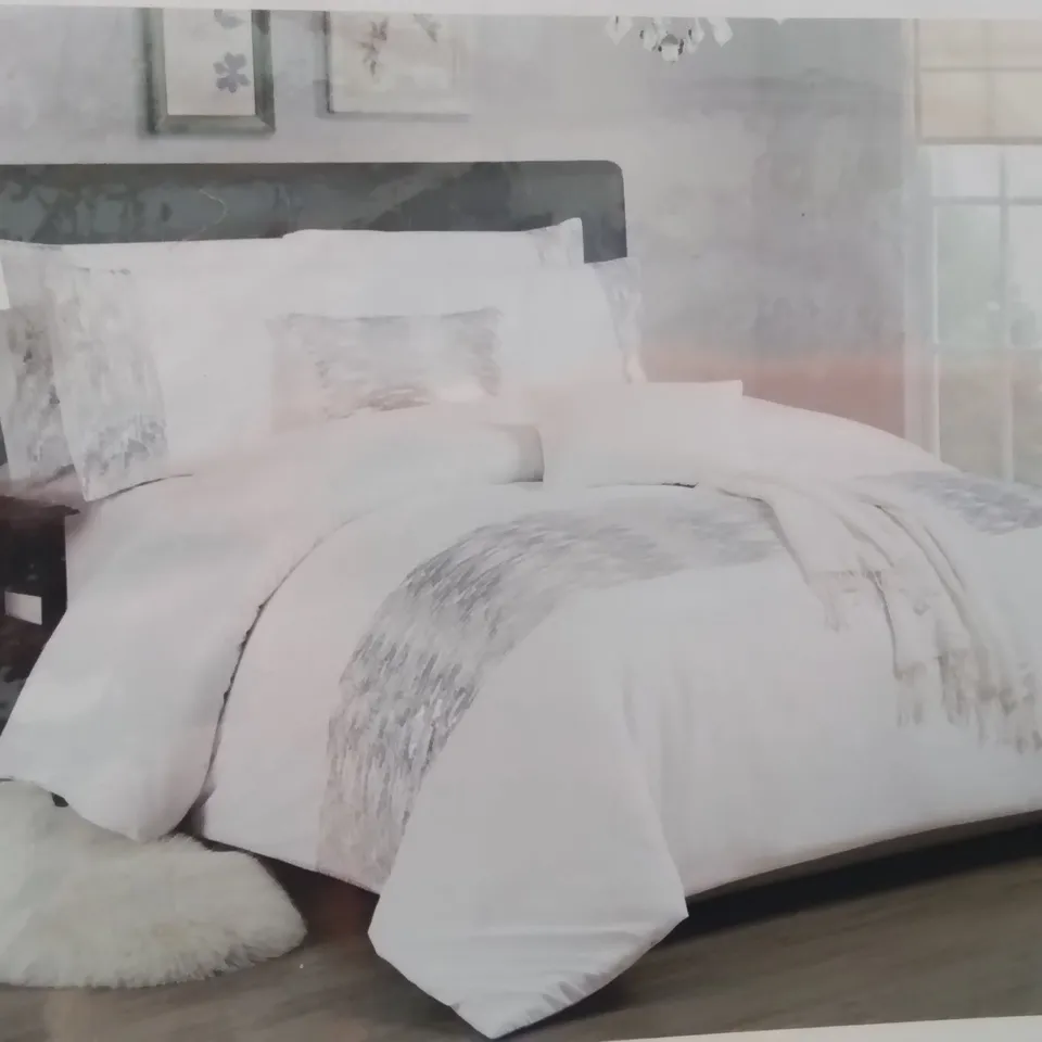 BRAND NEW IMPERIAL ROOMS KINGSIZE DUVET SET  //WHITE/SILVER