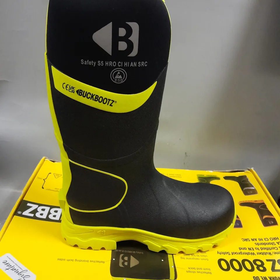 BOXED PAIR OF BUCKBOOTZ RUBBER NEOPRENE WATERPROOF KNEE HIGH BOOT IN BLACK/YELLOW SIZE 10