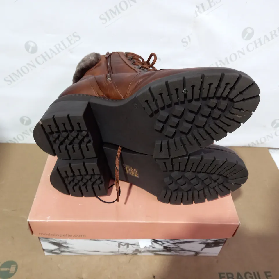 BOXED PAIR OF MODA IN PELLE BROWN BOOTS - SIZE 42