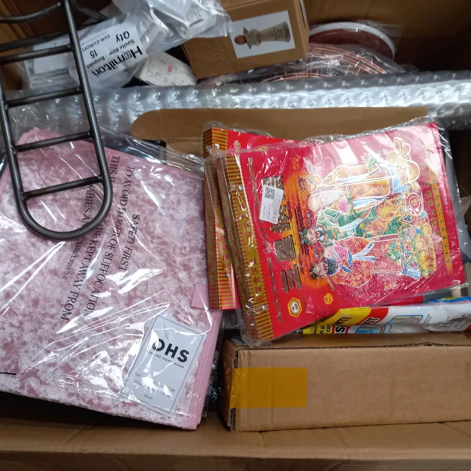 BOX OF APPROXIMATELY 15 ASSORTED ITEMS TO INCLUDE - DRAUGHT TAPE 5M - SPORTS WRIST STRAP - WENIO 3.5M X 5CM ECT