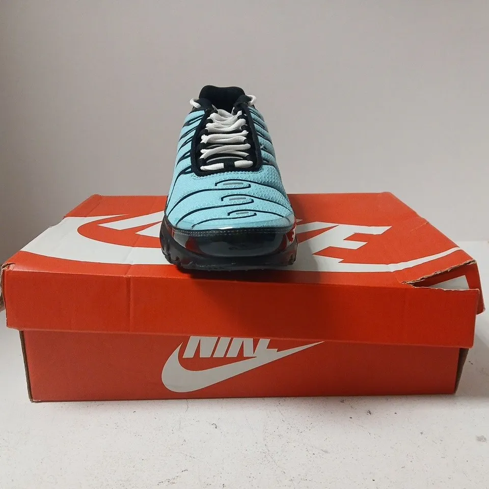 BOXED PAIR OF NIKE AIR MAX PLUS TRAINERS IN BLUE/BLACK SIZE UK 9