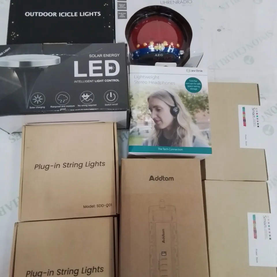 BOX CONTAINING LARGE AMOUNT OF BOXED ELECTRICAL ITEMS TO INCLUDE: POWER BANKS, LED LIGHTS, HEADPHONES ETC.