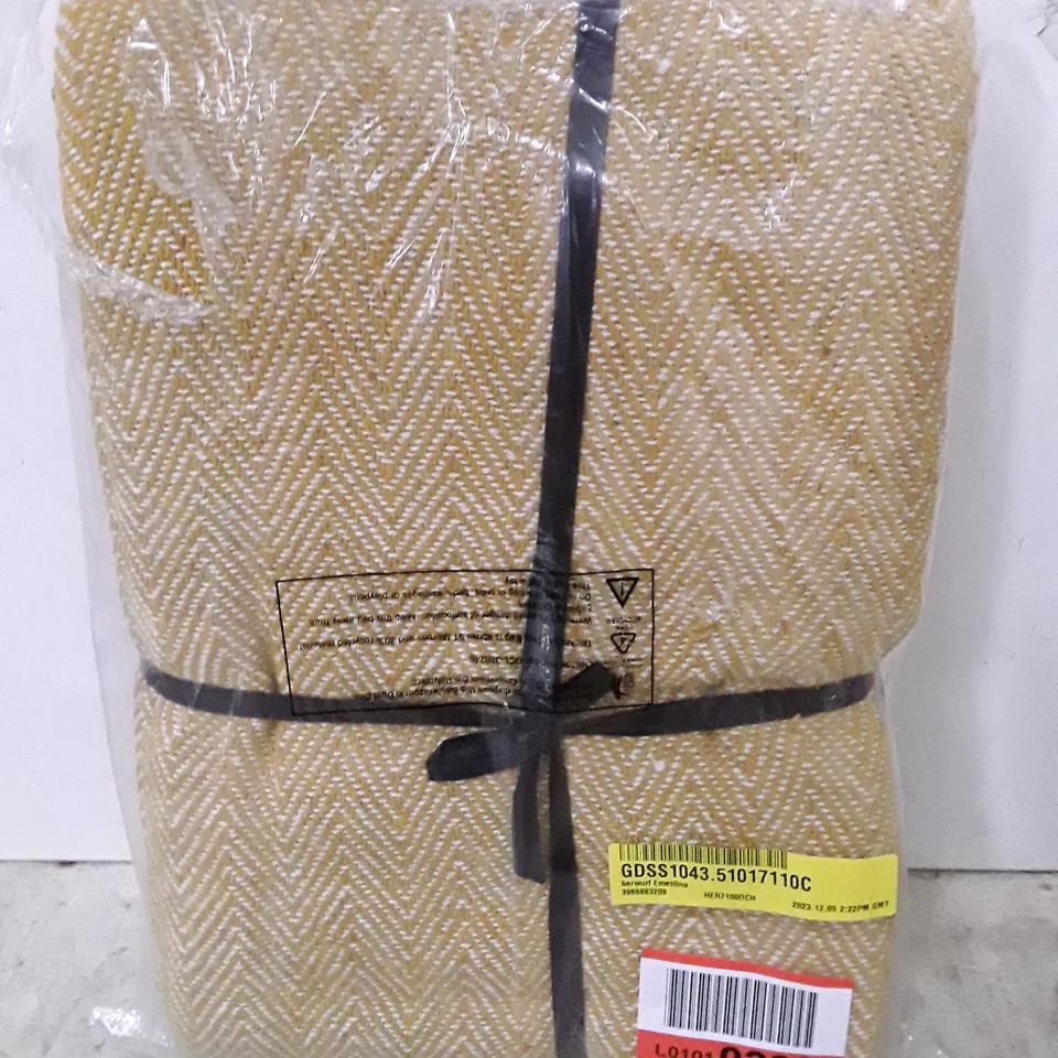BAGGED MEURER BLANKET/THROW // SIZE: 177 X 254cm