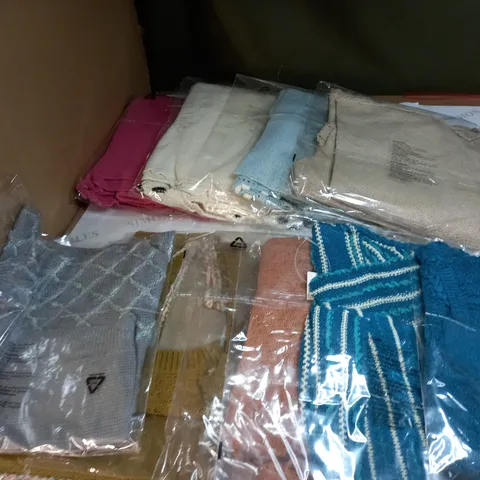 APPROX. 10 ASSORTED CLOTHING ITEMS IN VARIOUS COLOURS AND SIZES