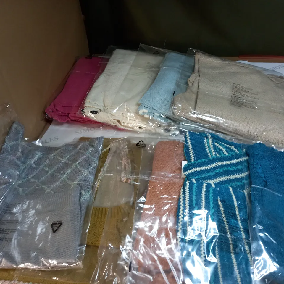APPROX. 10 ASSORTED CLOTHING ITEMS IN VARIOUS COLOURS AND SIZES 