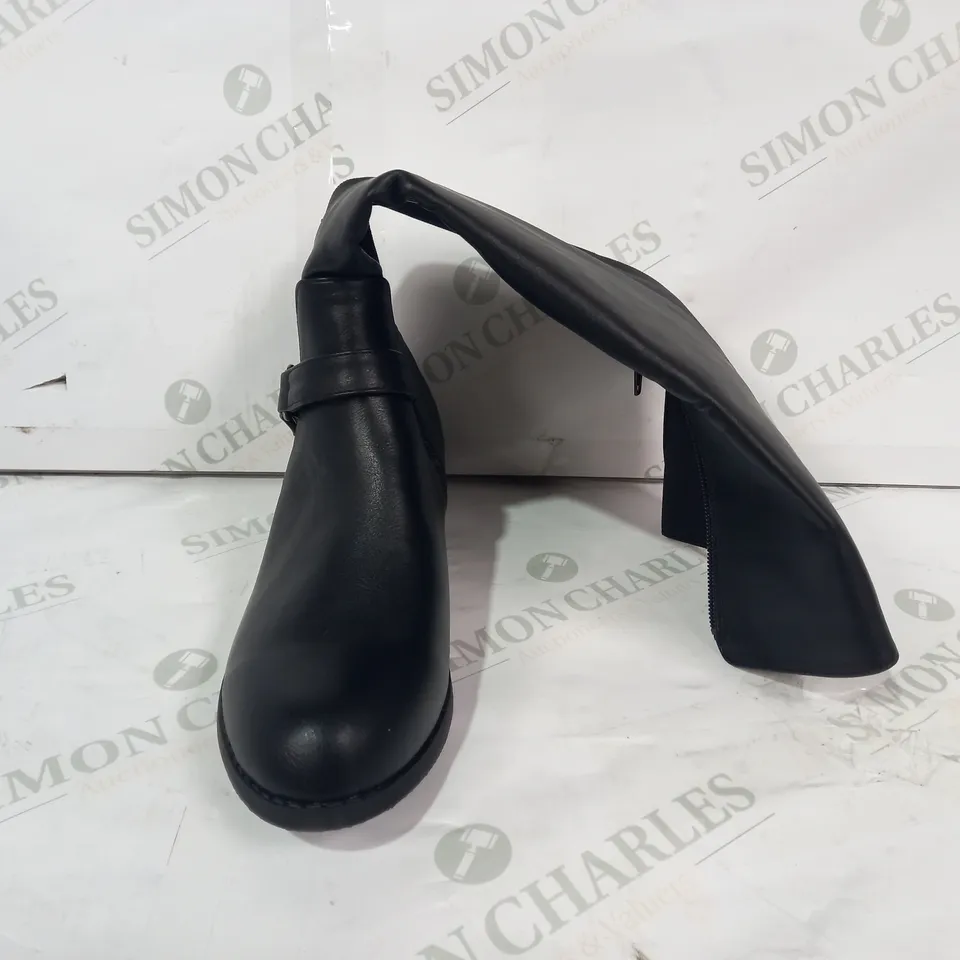 BOXED PAIR OF ESSEX GLAM SYNTHETIC LEATHER KNEE HIGH BOOTS IN BLACK UK SIZE 6