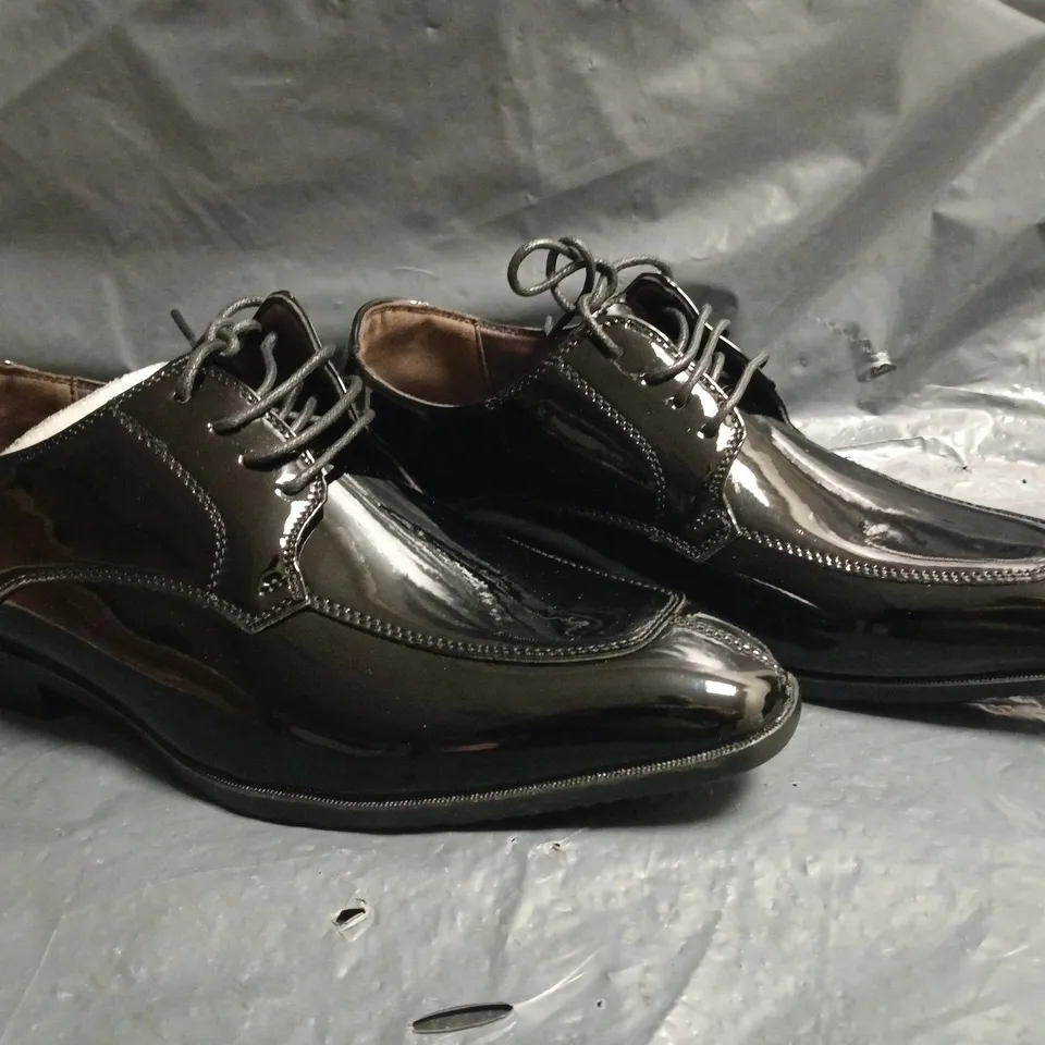 BOXED PAIR OF UNBRANDED LACE UP SHOES IN BLACK SIZE EU 42