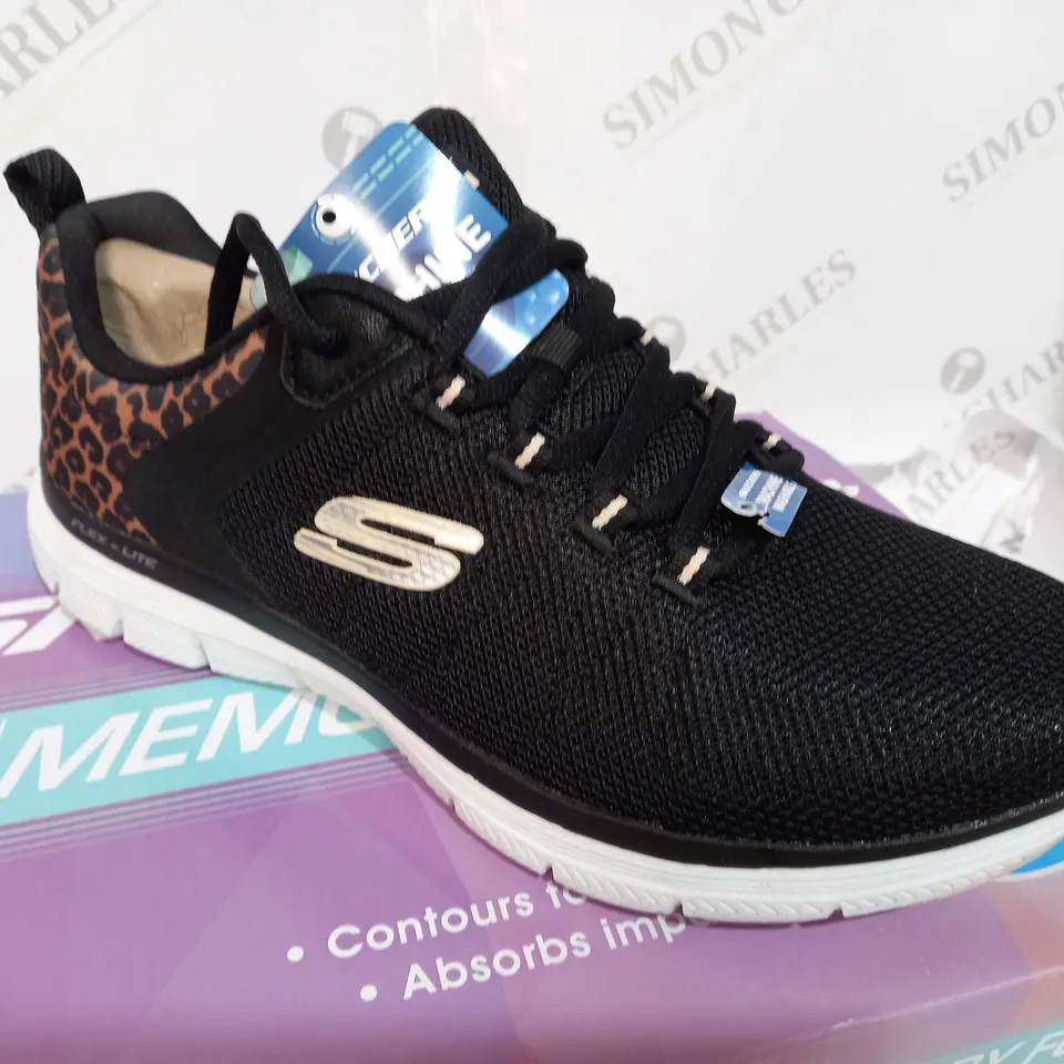 BOXED SKETCHERS MEMORY FOAM BLACK SHOES - SIZE 6