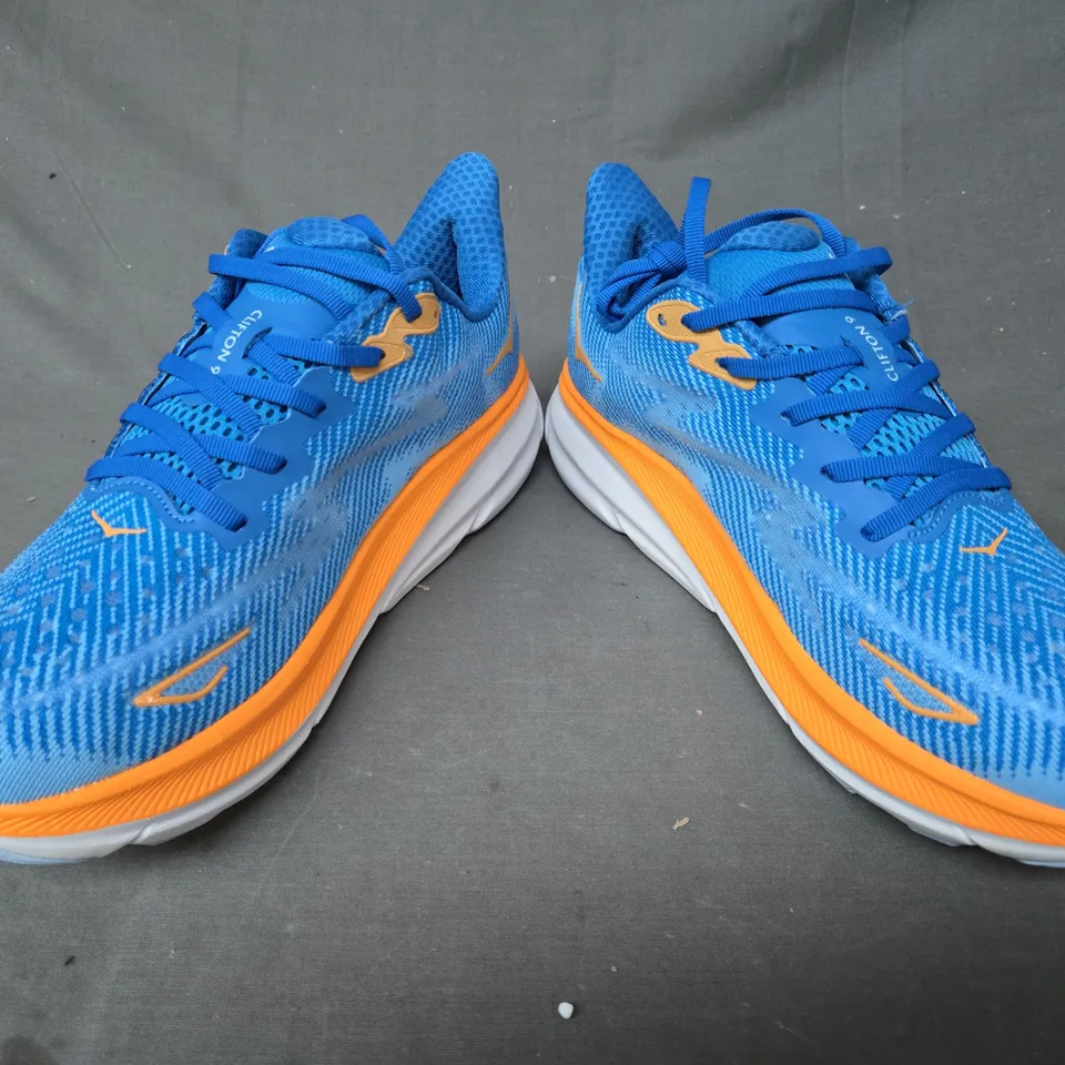 PAIR OF HOKA CLIFTON 9 SHOES IN BLUE/ORANGE UK SIZE 9