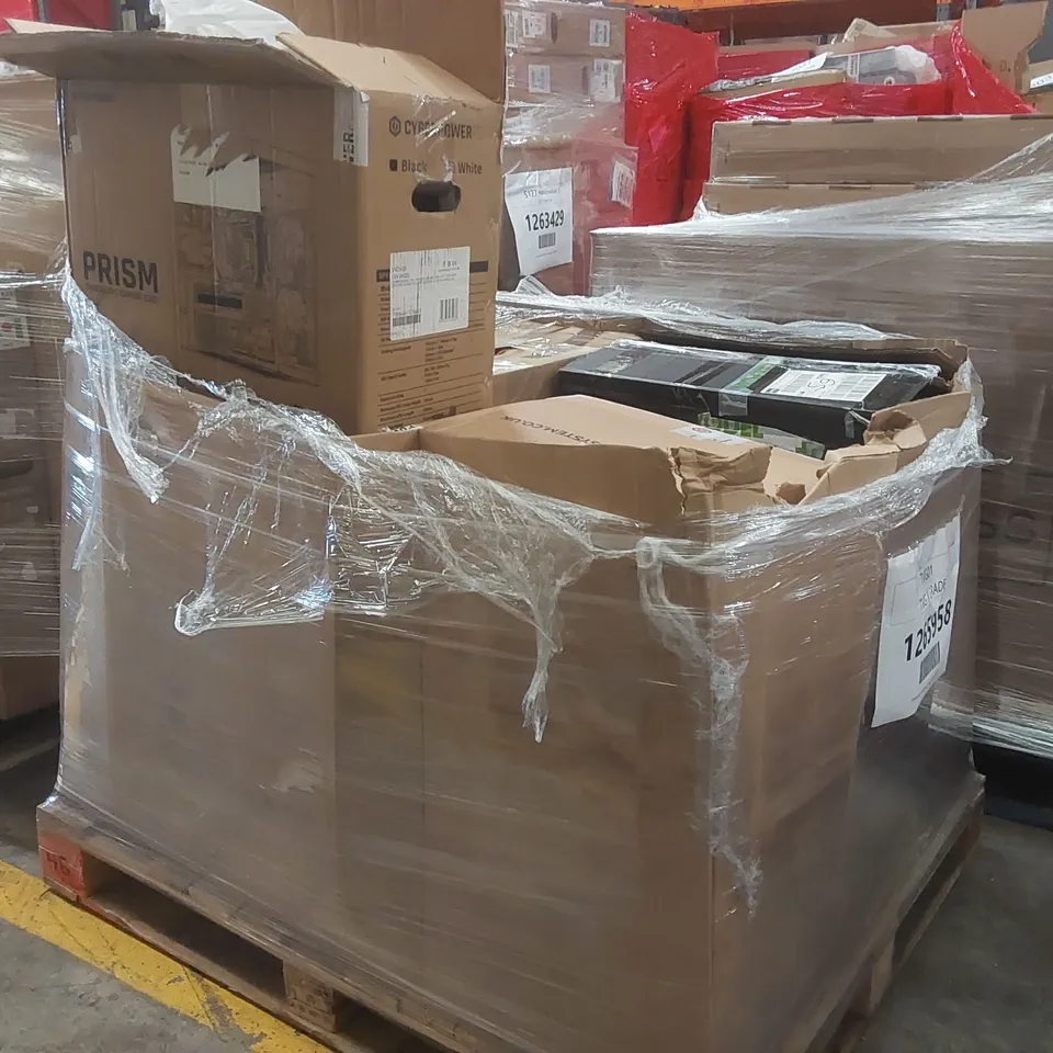 PALLET CONTAINING A LARGE QUANTITY OF PC/MONITOR PARTS