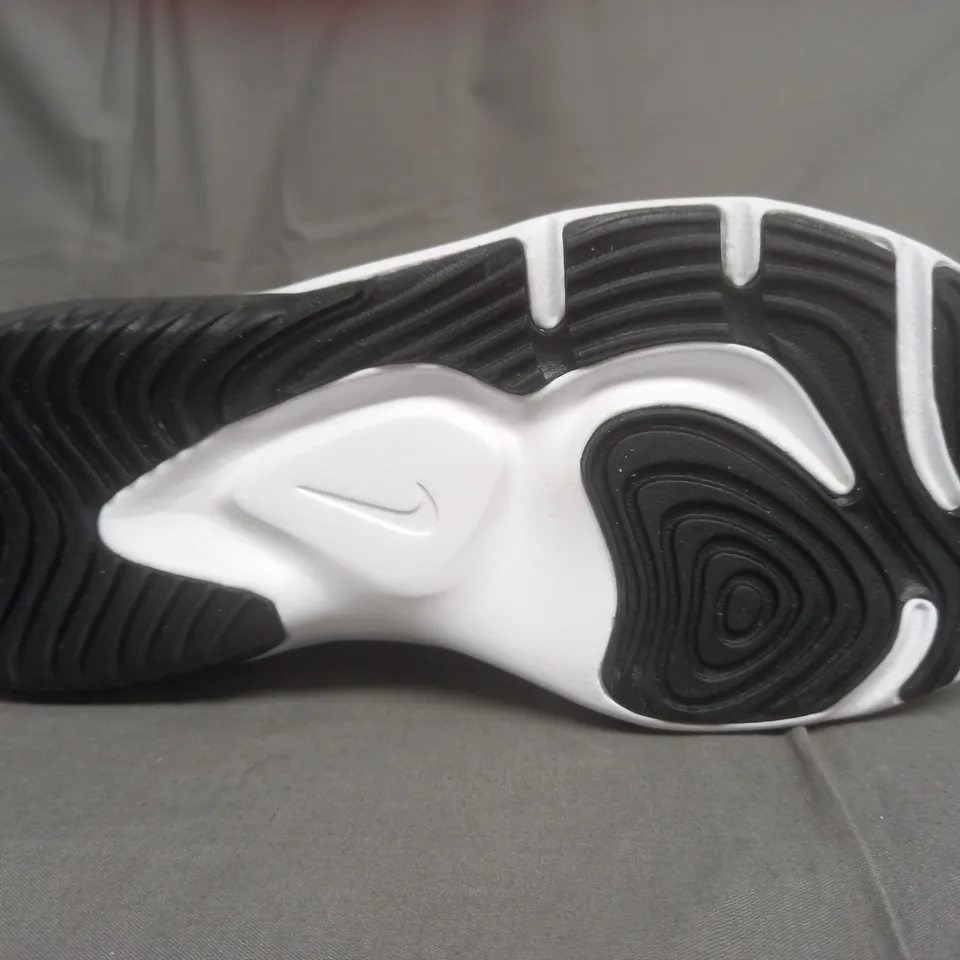 BOXED PAIR OF NIKE RUNNING TRAINERS IN BLACK/WHITE SIZE UK 7