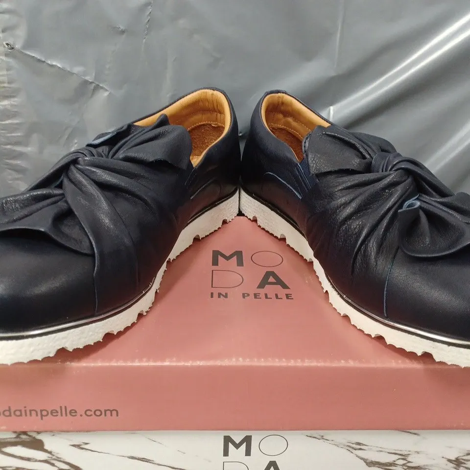BOXED MODA IN PELLE ANETTE LEATHER BOW TWIST UPPER WITH FLEX SOLE TRAINERS IN NAVY - SIZE 40