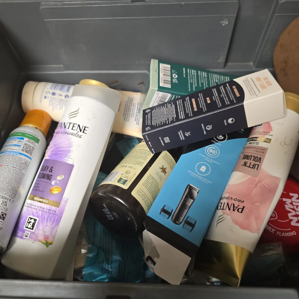 APPROXIMATELY 15 ASSORTED HEALTH & BEAUTY PRODUCTS TO INCLUDE CREIP HAIR GROWTH SHAMPOO, GARNIER PROTECTION MIST, CLEAN & GARNIER EXFOLIATING WASH, ETC - COLLECTION ONLY