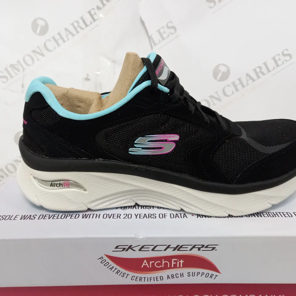 BOXED PAIR OF SKECHERS ARCH FIT SHOES BLACK UK SIZE 7