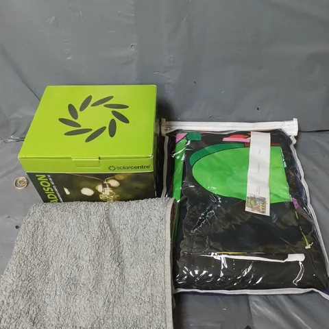 APPROXIMATELY 15 ASSORTED HOUSEHOLD ITEMS TO INCLUDE BATHROOM TOWEL, BEDDING AND SOLAR LIGHTS