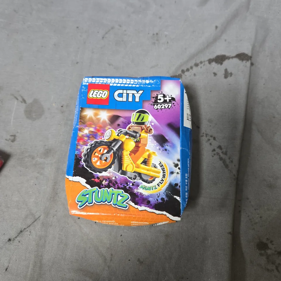 BOX OF ASSORTED TOYS INCLUDING  LEGO CITY STUNT BIKE BOX, TWO PACKS OF WADDINGTONS NUMBER 1 PLAYING CARDS, PLUS ASSORTED SMALL TOYS