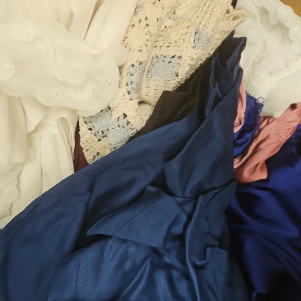 BOX OF APPROXIMATELY 20 ASSORTED CLOTHING AND FASHION ITEMS IN VARIOUS COLOURS, STYLES, AND SIZES - COLLECTION ONLY