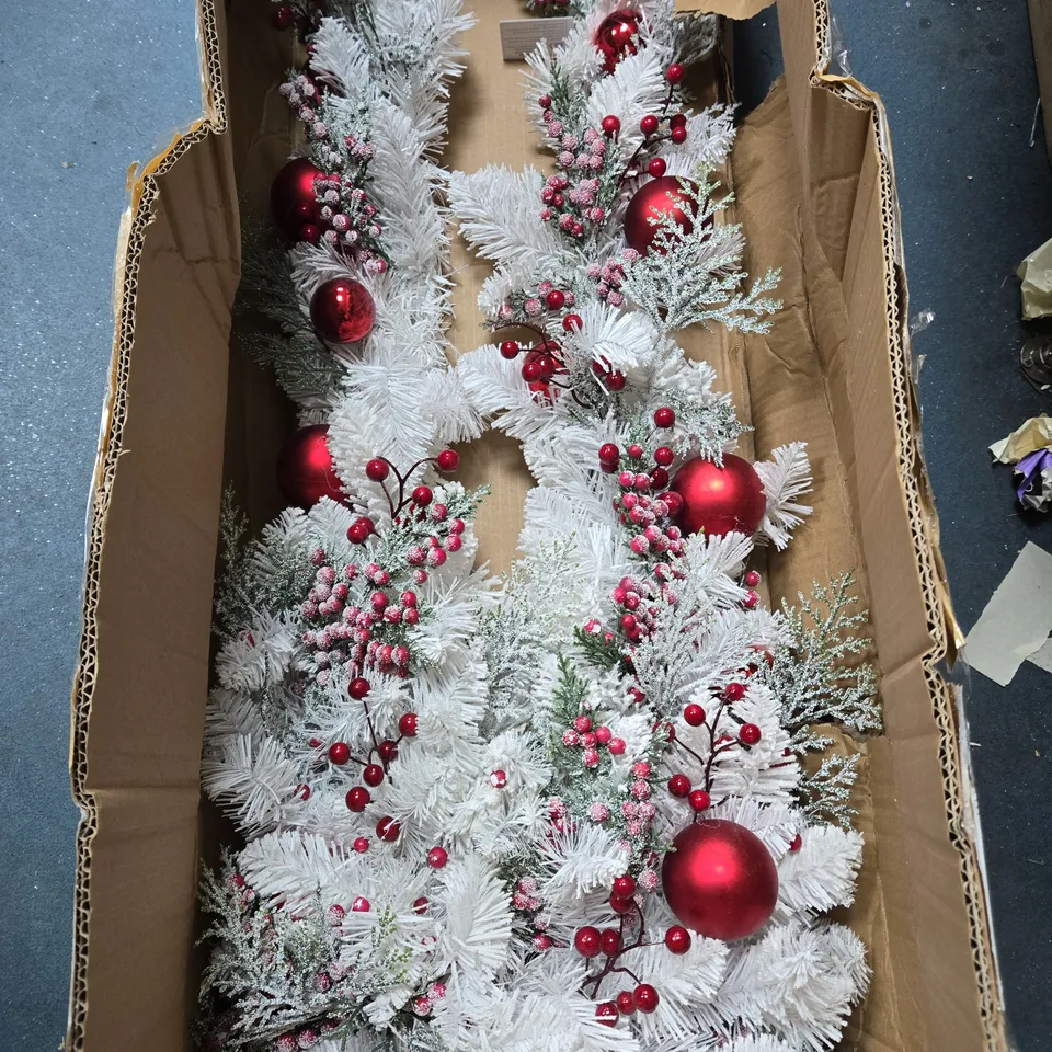 WHITE FOLIAGE AND BERRIES SWAG CHRISTMAS GARLAND - 180 CM