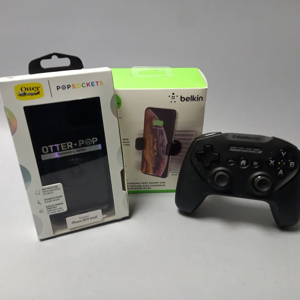 APPROXIMATELY 15 ASSORTED ELECTRICALS TO INCLUDE BELKIN CHARGING PHONE VENT MOUNT, OTTER POPSOCKETS PHONE CASE IPHONE 2019 SMALL, STEELSERIES CONTROLLER, ETC