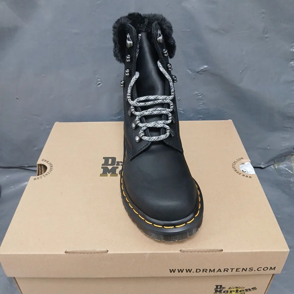 BOXED PAIR OF DR MARTENS STREETER+MILO FUR SERENA COLLAR BOOTS - 5