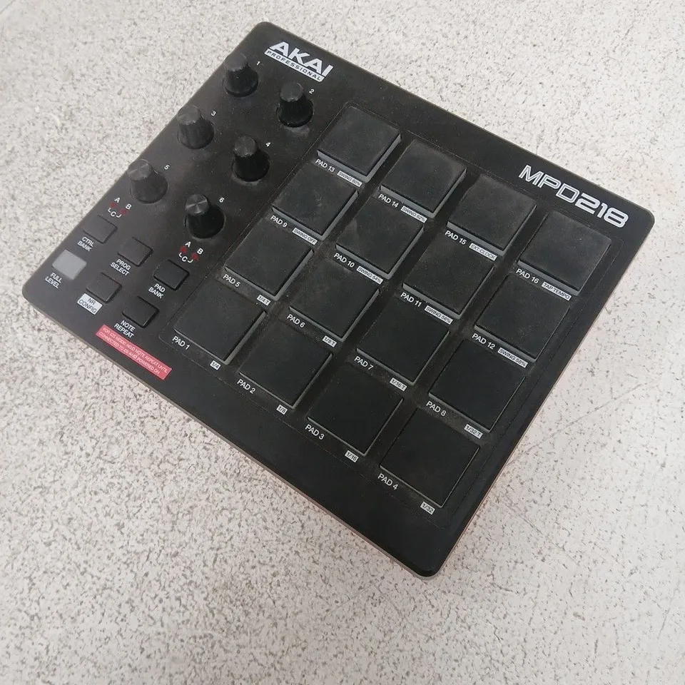 AKAI MPD218 PROFESSIONAL PAD CONTROLLER