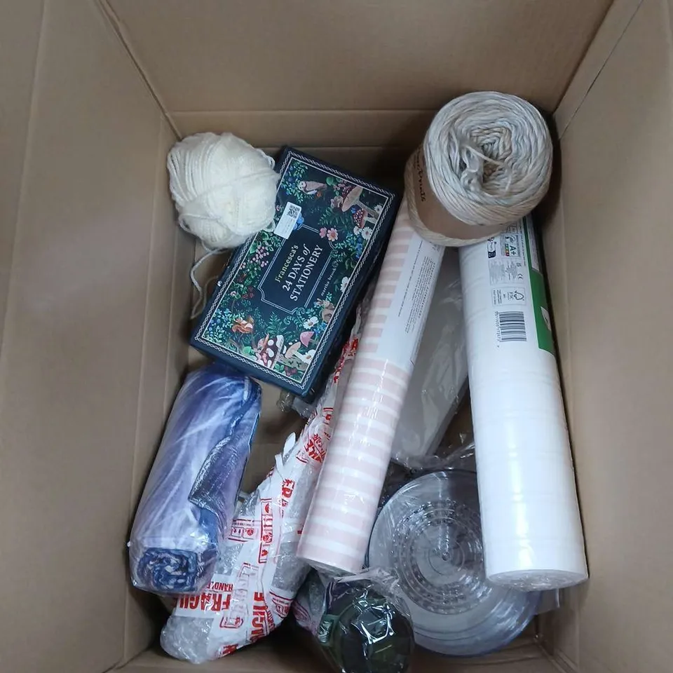 LARGE BOX OF APPROXIMATELY 12 ASSORTED ITEMS TO INCLUDE - YARN - HAMPER KIT - CHRISTMAS GINGERBREAD HOUSE DECORATION - ETC