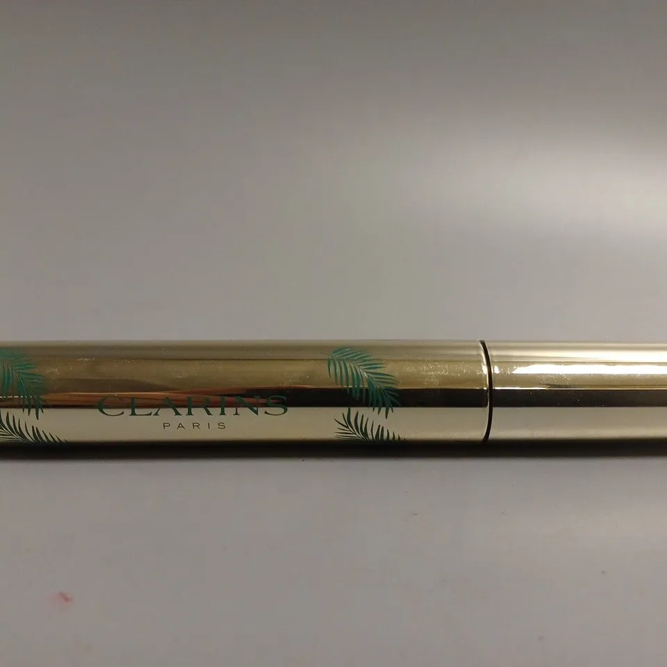 APPROXIMATELY 45 CLARINS PARIS MASACARA SUPRA VOLUME (03 EMERALD)