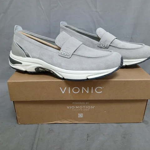 BOXED PAIR OF VIONIC 23 WALK LOAFERS IN PALOMA GREY/SILVER SIZE 7