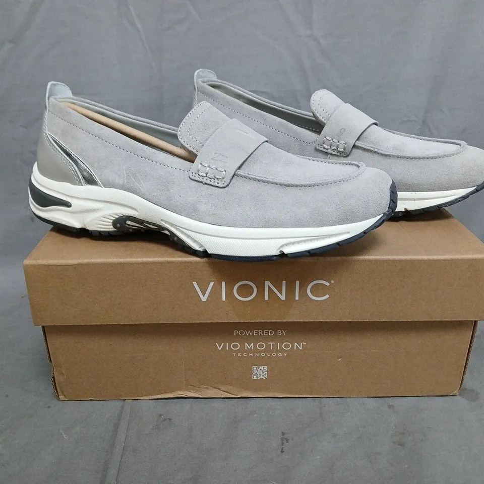 BOXED PAIR OF VIONIC 23 WALK LOAFERS IN PALOMA GREY/SILVER SIZE 7