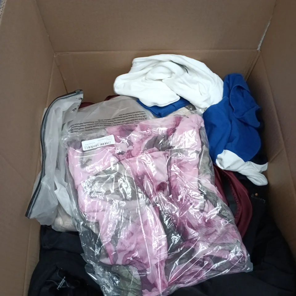 BOX OF APPROXIMATELY 28 ASSORTED CLOTHING ITEMS OF VARIOUS SIZES AND STYLES TO INCLUDE MENS SHORTS ETC