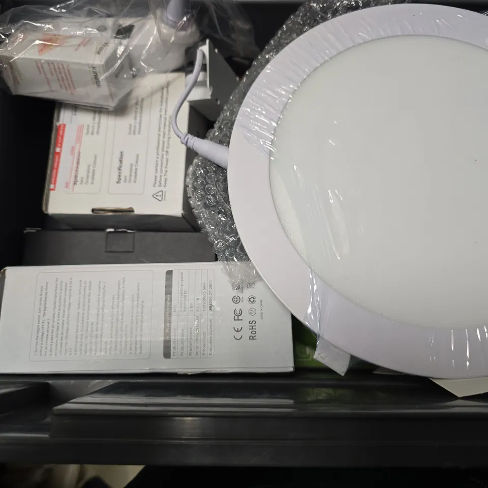 APPROXIMATELY 8 ASSORTED ITEMS TO INCLUDE - DIGITAL SCALE , MIGHTYSAT RX , LOXIHUB ETC