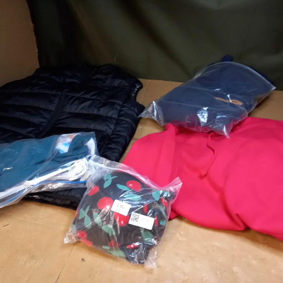 LOT OF APPROX 20 ASSORTED CLOTHING ITEMS TO INCLUDE SWIWEAR, DRESSES AND TROUSERS 
