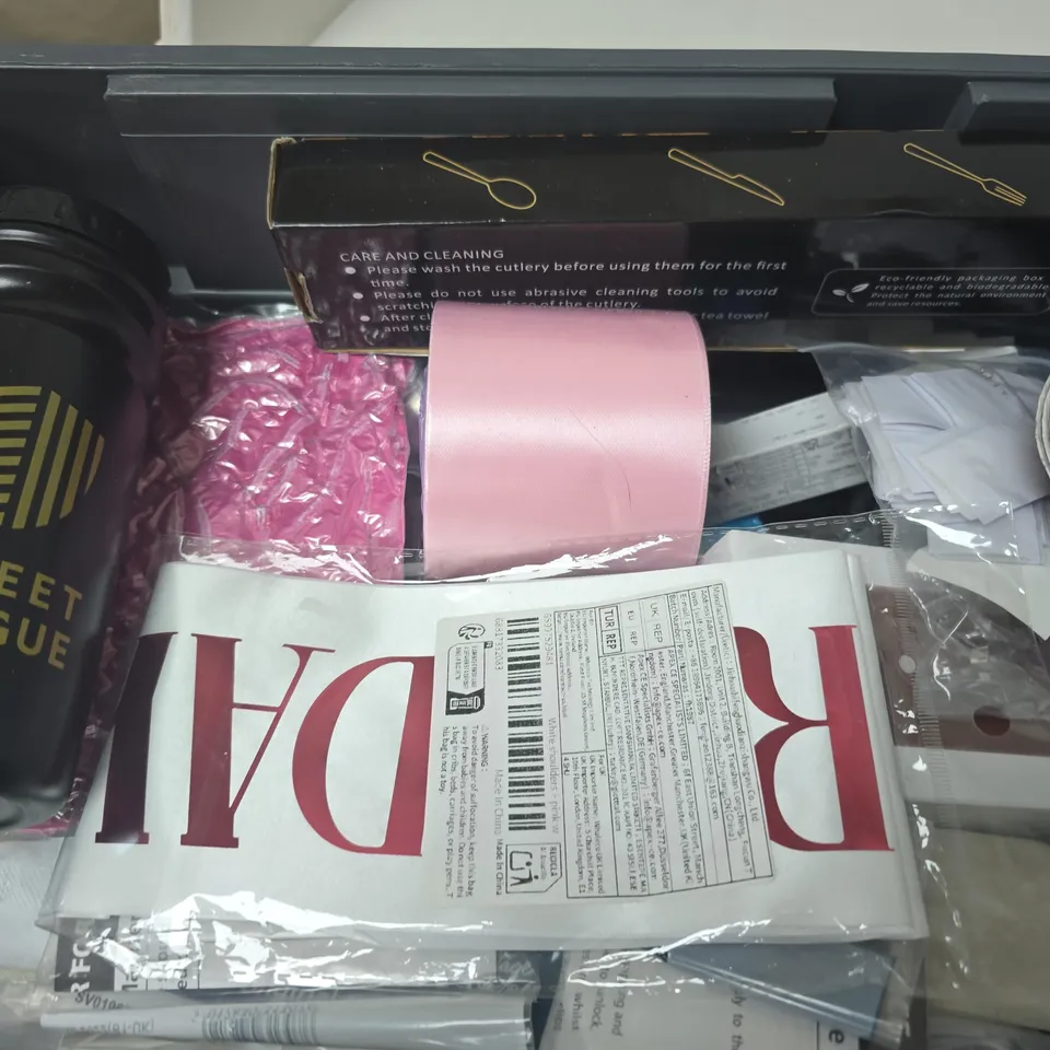 APPROXIMATELY 15 ASSORTED HOUSEHOLD ITEMS TO INCLUDE CUTLERY, STREET LEAGUE BOTTLE, DFV SEAL & CLIP, ETC