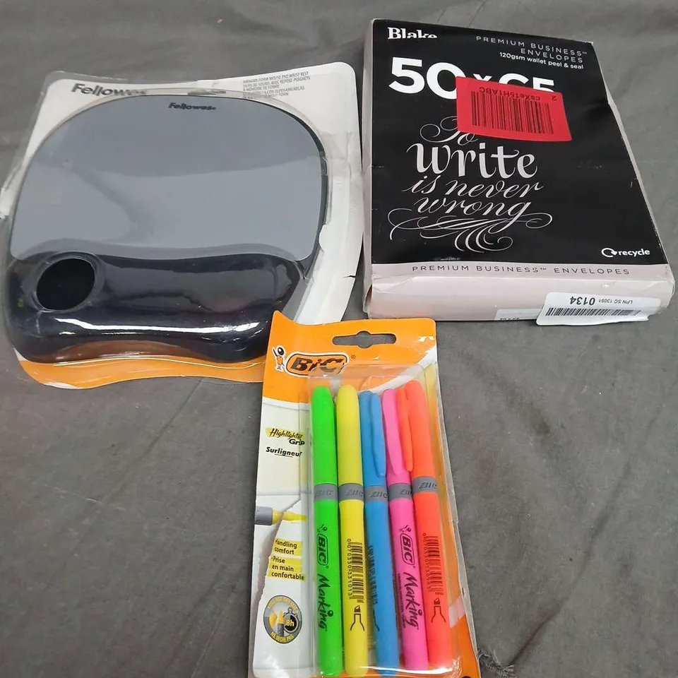 APPROXIMATELY 25 ASSORTED STATIONERY ITEMS TO INCLUDE COLOURED PENS, MOUSE PAD AND ENVELOPES