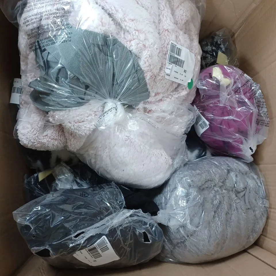 APPROXIMATELY 15 ASSORTED CLOTHING ITEMS TO INCLUDE JUMPERS, SHIRTS, TOPS, ETC