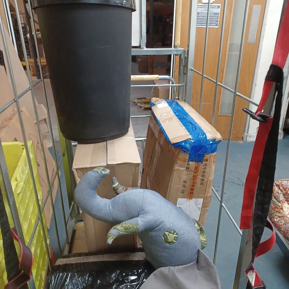 APPROXIMATELY 10 ASSORTED HOUSEHOLD ITEMS TO INCLUDE SPICE CAROUSEL, A DUVET AND A KITCHEN BIN