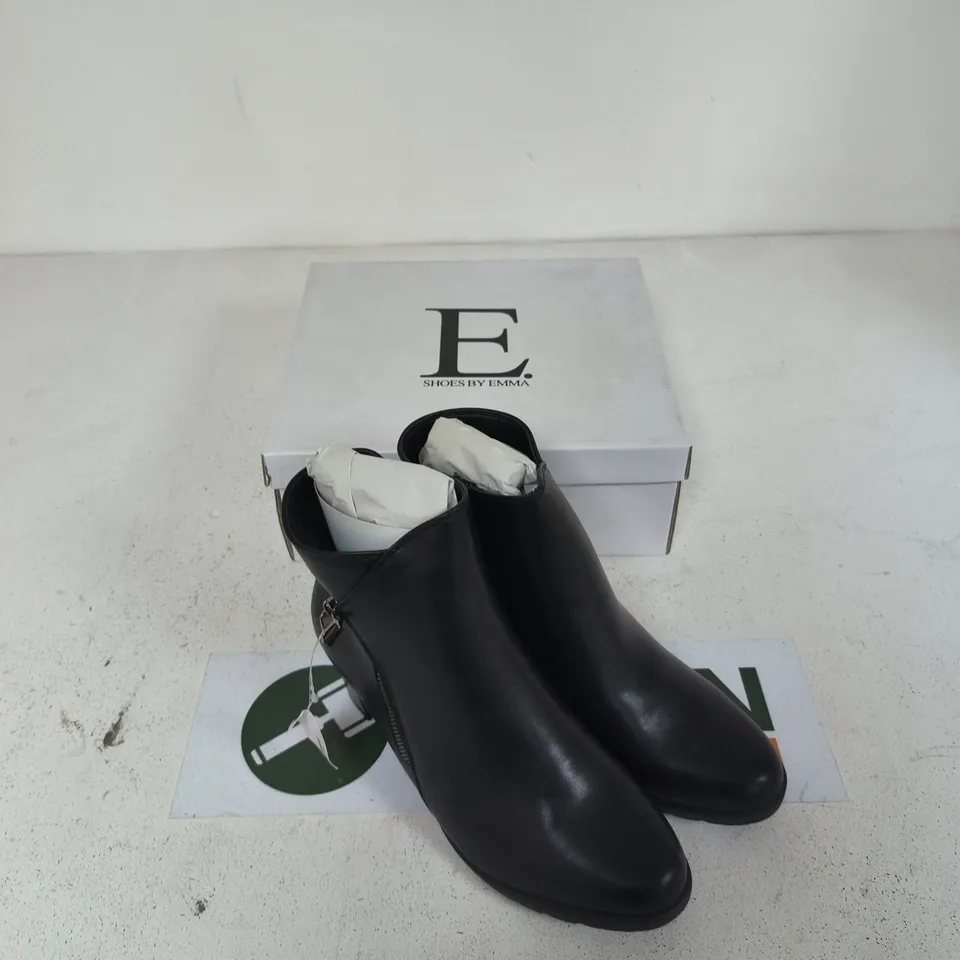 E SHOES BY EMMA AMY BLACK PU ANKLE BOOTS – UK 8