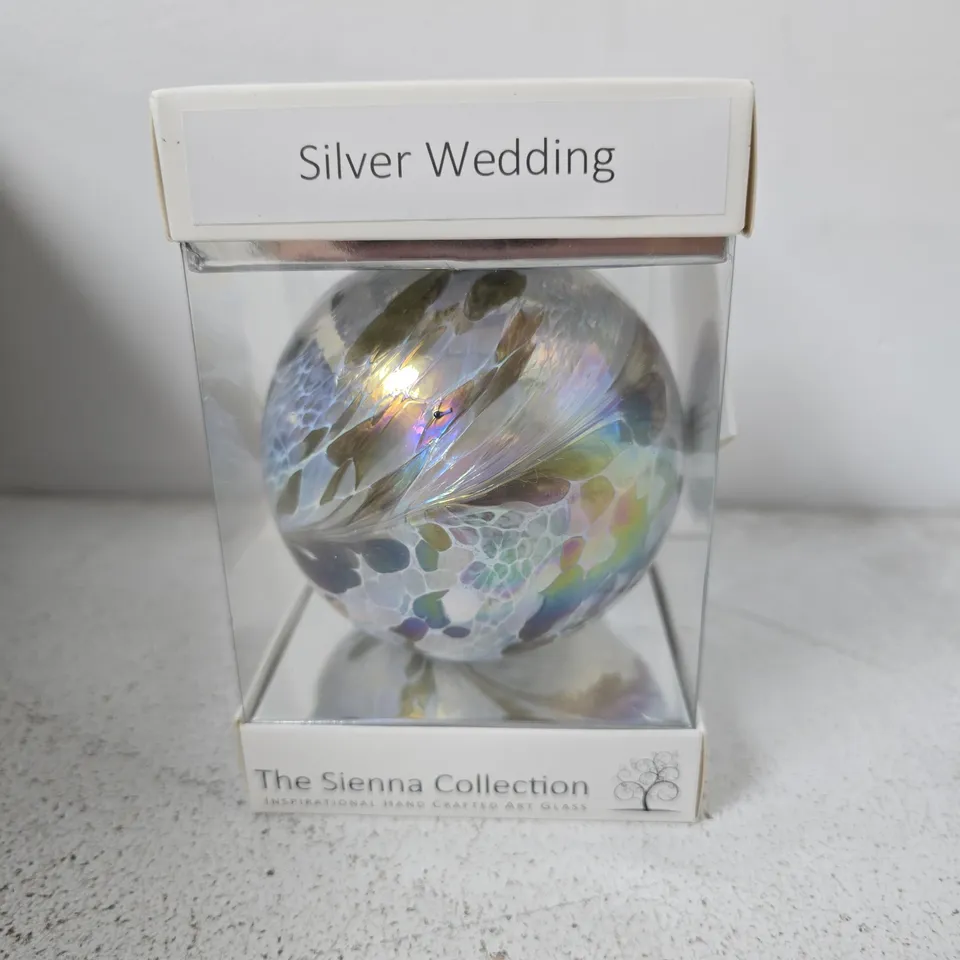 THE SIENNA COLLECTION HAND-CRAFTED ART GLASS ORNAMENT – SILVER WEDDING