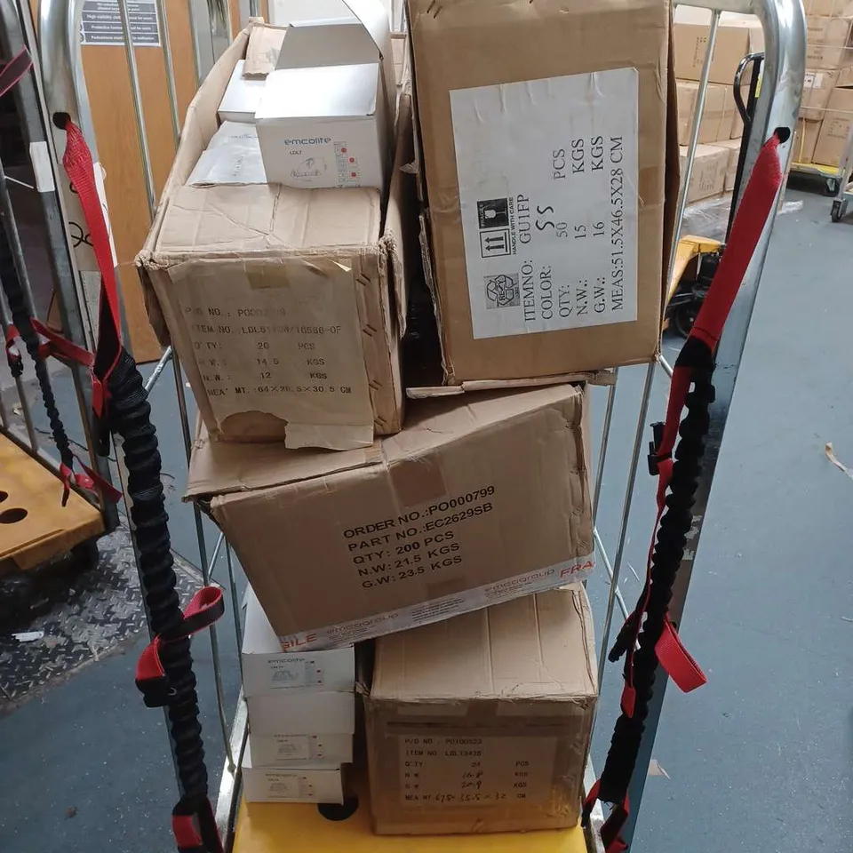 LOT OF MIXED LIGHT FITTING TO INCLUDE, 16 EMCOLITE SILVER FLUSH MOUNT LIGHT FITTINGS MODEL LDL13, 16 SILVER FLUSH DOWNLIGHTS MODEL PL405, 10 FLUSH SPOTLIGHTS MODEL LDL13, AMONGST OTHERS 