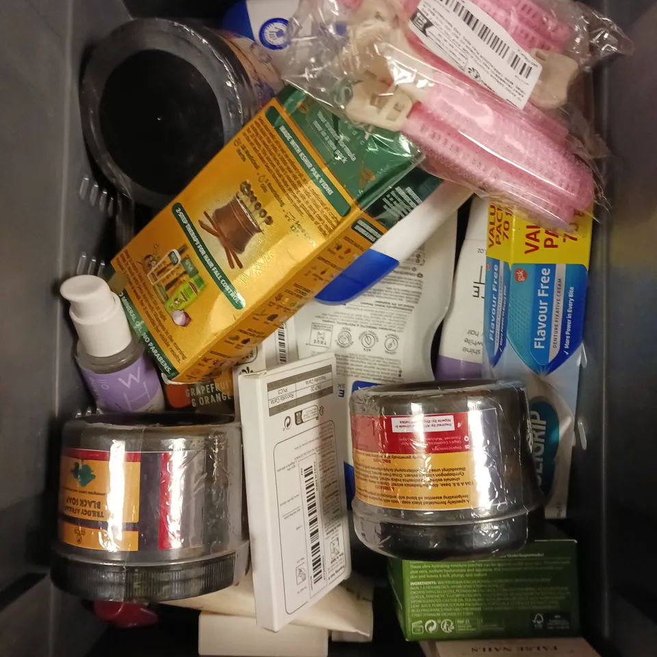APPROXIMATELY 20 ASSORTED HEALTH & BEAUTY PRODUCTS TO INCLUDE ALOE GEL EYE MASK, WHITE HOT CONDITIONER, AFRICAN BLACK SOAP ETC 