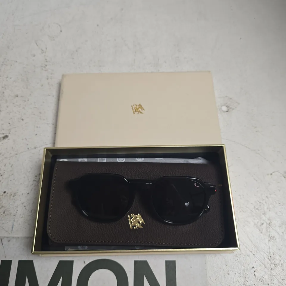 PRAGNELL SUNGLASSES – BLACK FRAME WITH LOGO ON TEMPLE IN BROWN LEATHER CASE